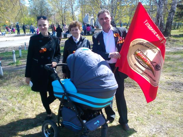 После парада. Александр Шлапаков с дочерью, мамой и внуком (в коляске).